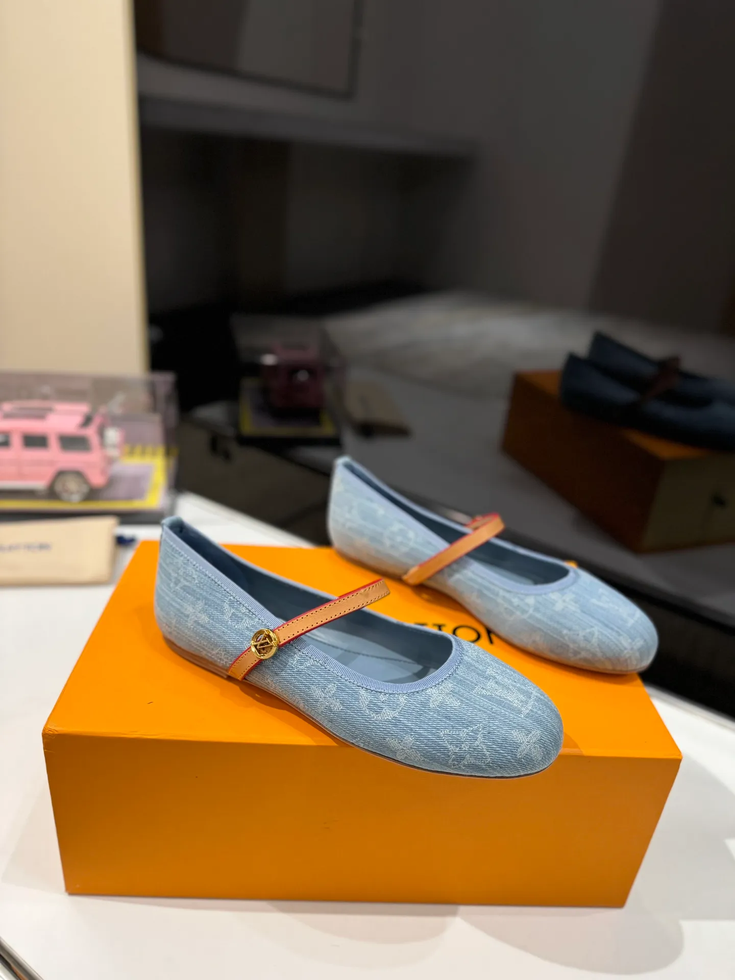 👟👟Ex-factory price 600👟👟 👟👟LV | Louis Vuitton 25𝐬𝐬 🧡💚2025 early spring new top version‼ ️The original version is the same. The counter specializes in the latest ROMY flat ballet shoes. Hard goods are new🆕 ❥Purchase level! Full of high-end feel! A popular model among bloggers at home and abroad, it’s retro and fashionable and looks amazing on your feet! Mainly recommended models on the official website★ ✅Upper: Highly customized denim/lambskin/presbyopia leather ✅Inner lining: imported sheepskin lining ✅Outsole: original Italian leather outsole ✅Shoe size: 35-39 (customized for 40, 41, 42) ✅Packaging: full set of exquisite packaging